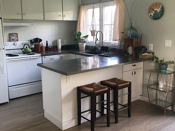 plenty of cabinet space and dishwasher