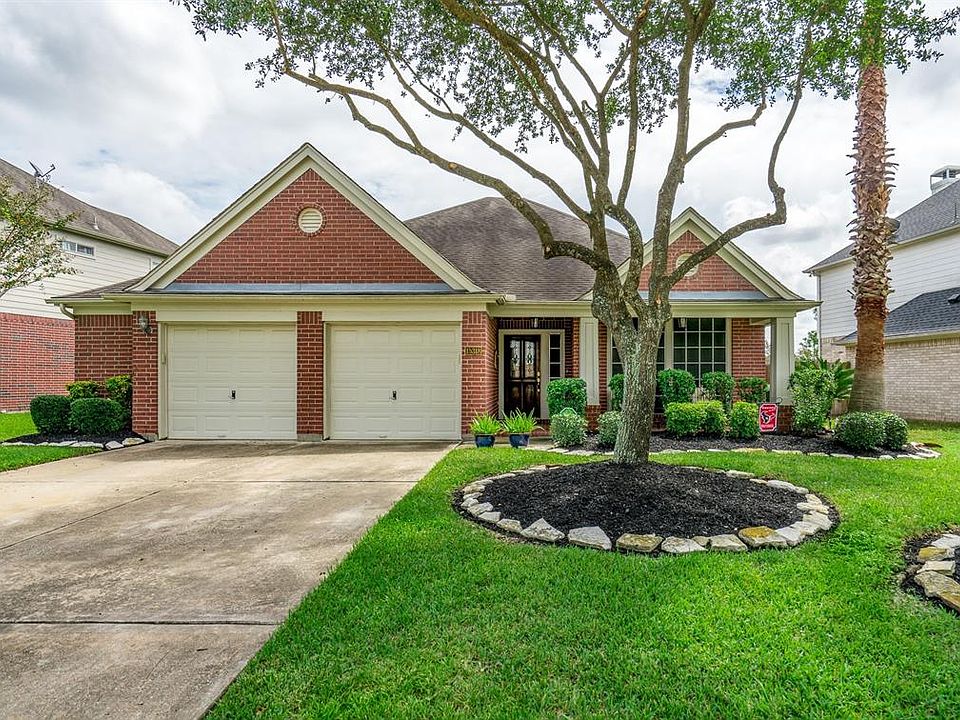 Charming 1-story Perry home located in the master planned community of Fairfield!