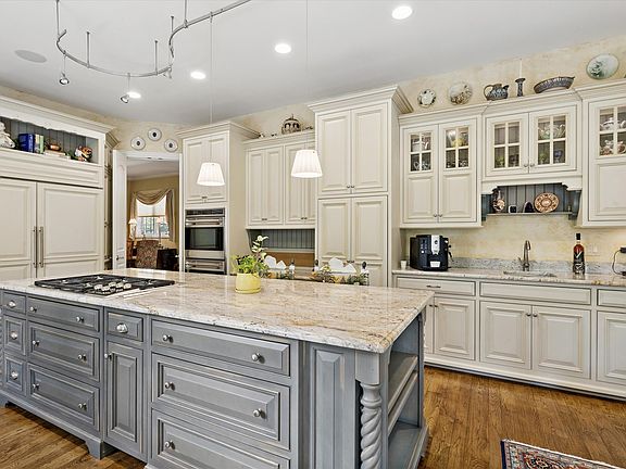 3rd image of 64 Forest Gate Cir