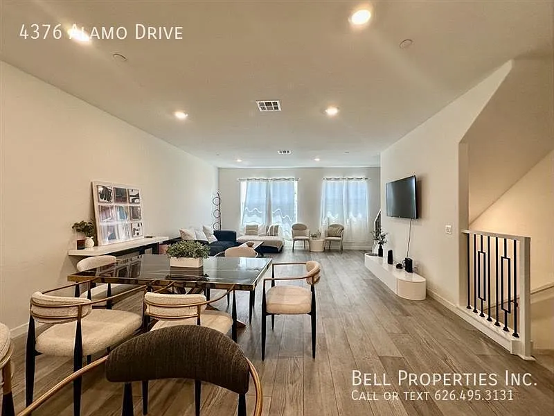 Stunning Townhome in Arcadia — Photo 2