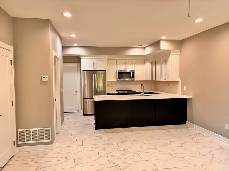 750 SE Westown Pkwy — Photo 2