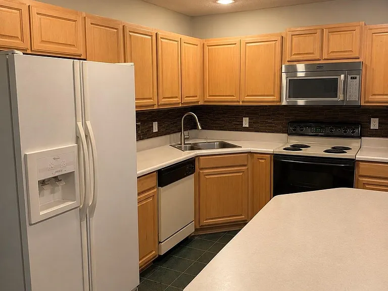 882 Pelican Bay Dr — Photo 4