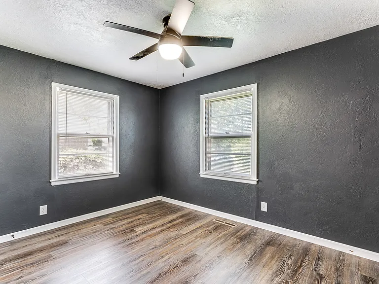 1712 N Belmont Ave — Photo 31