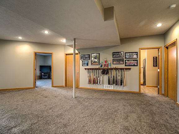 5th image of 20235 Woodridge Dr