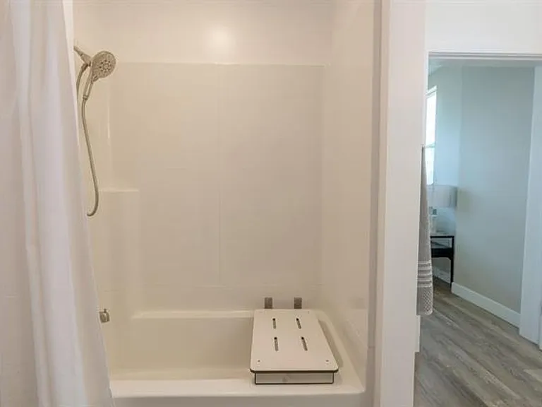 1316 E Grand Ave #201 — Photo 29