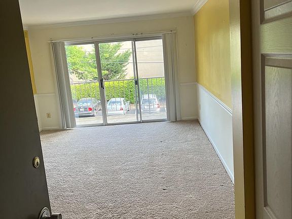 3rd image of 11915 Parklawn Dr APT 203