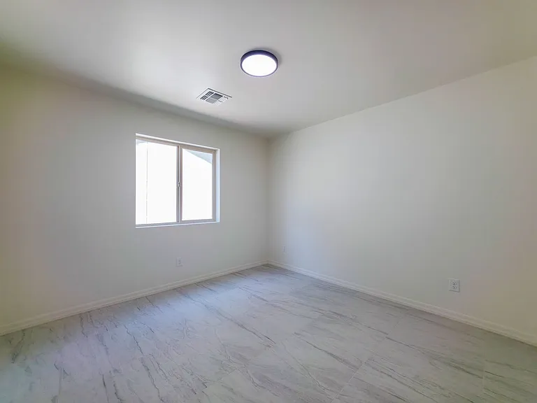 347 E George St — Photo 9