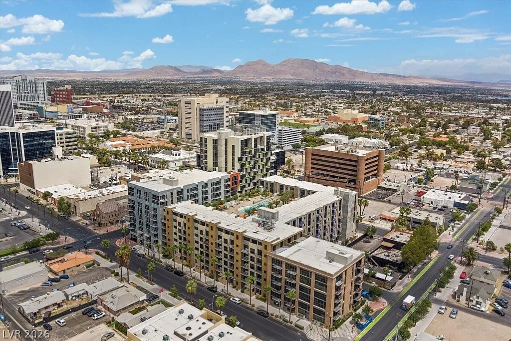 1 bed, 2.0 bath, 984 sqft, $1,995 — Photo 1