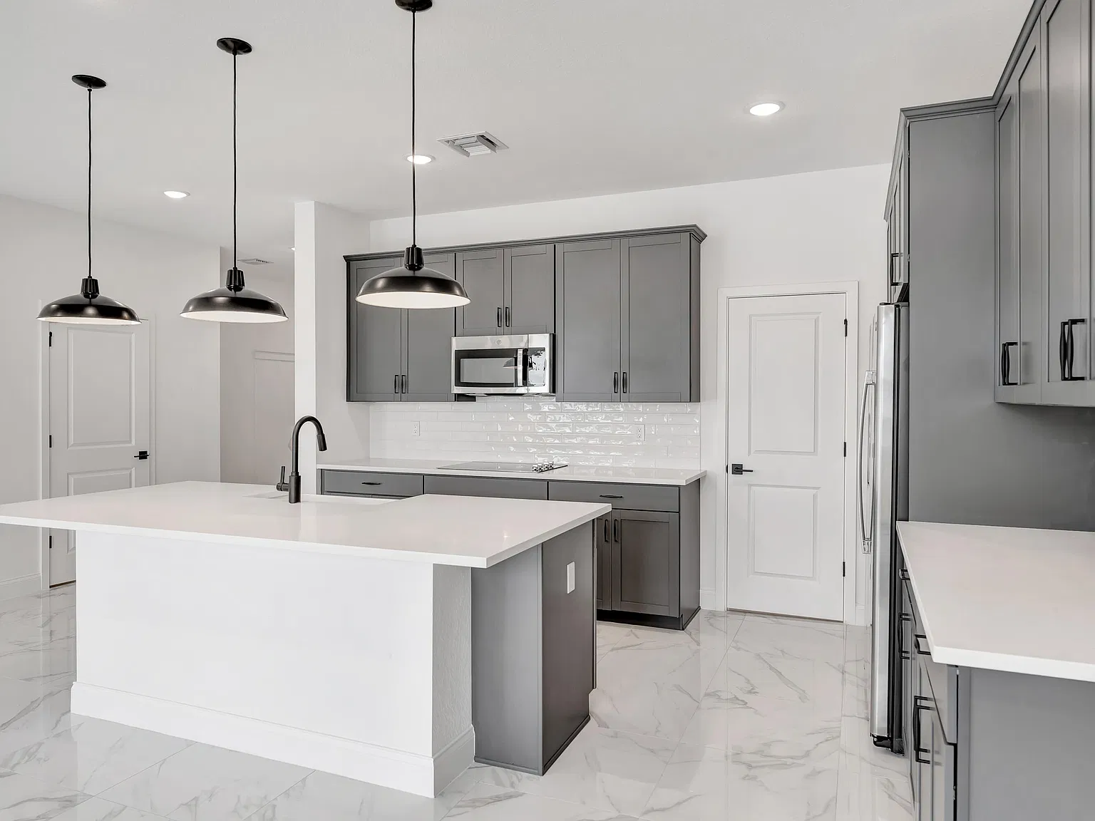 3 bed, 2.5 bath, 1986 sqft, $3,400 — Photo 4