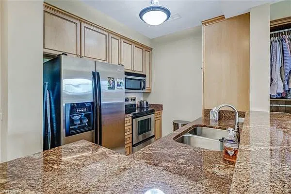 1 bed, 1.5 bath, 1005 sqft, $2,200 — Photo 3