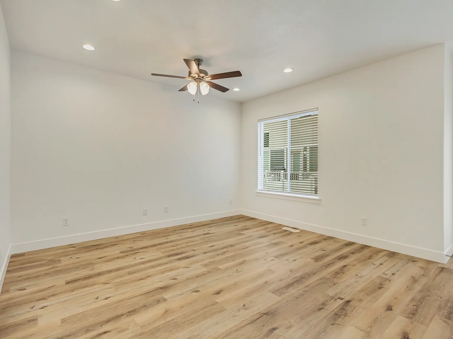 5 bed, 3.5 bath, 2296 sqft, $3,199 — Photo 2