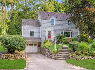 11 Hampton Ct, Port Washington, NY 11050