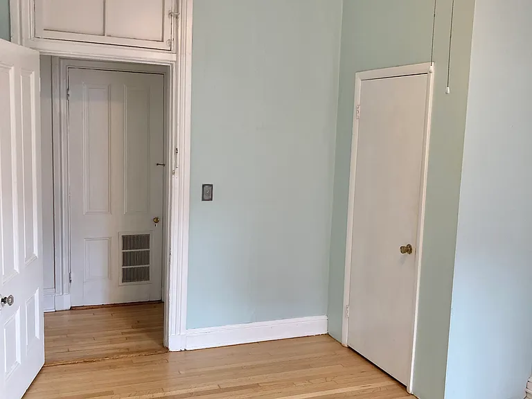 216 W Madison St #2R — Photo 11