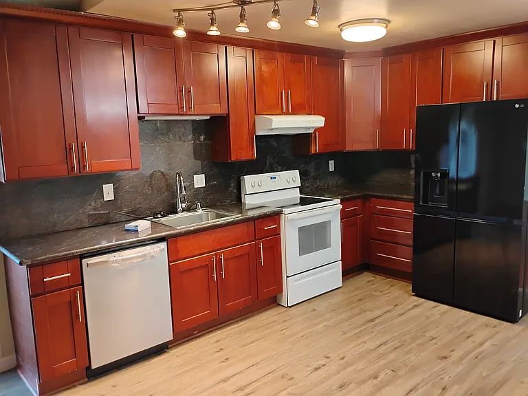 411 Amber Ave — Photo 24