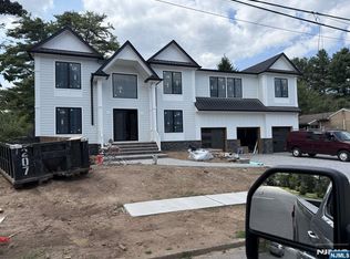 677 Cambridge Rd, Paramus, NJ 07652