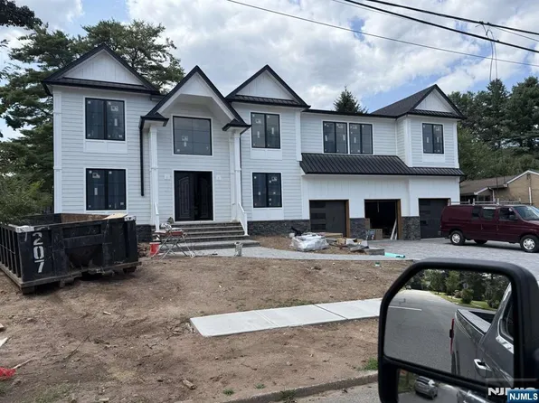 677 Cambridge Rd, Paramus, NJ 07652