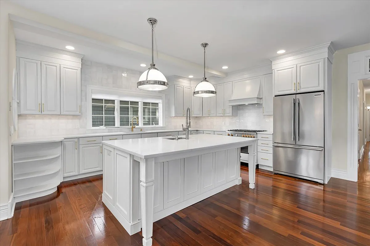 3 bed, 3900 sqft, $13,000 — Photo 1