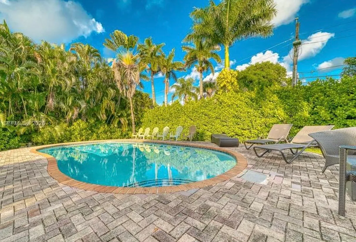 4 bed, 4.5 bath, 2323 sqft, $6,000 — Photo 3