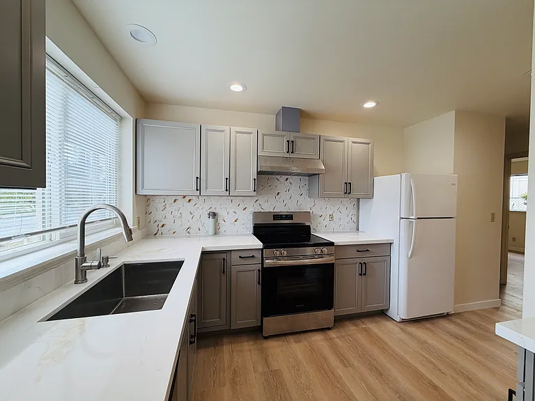 282 2nd Ave SE — Photo 3