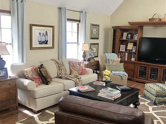 3rd image of 437 Deerwood Ln