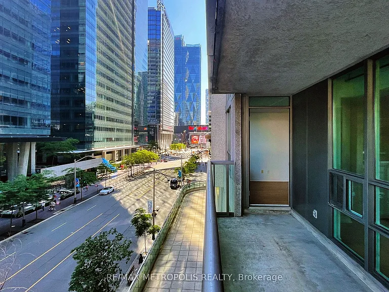 30 Grand Trunk Cres #502 — Photo 32