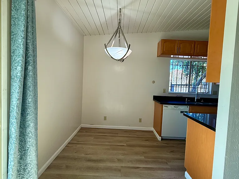 1103 Campbell St — Photo 12