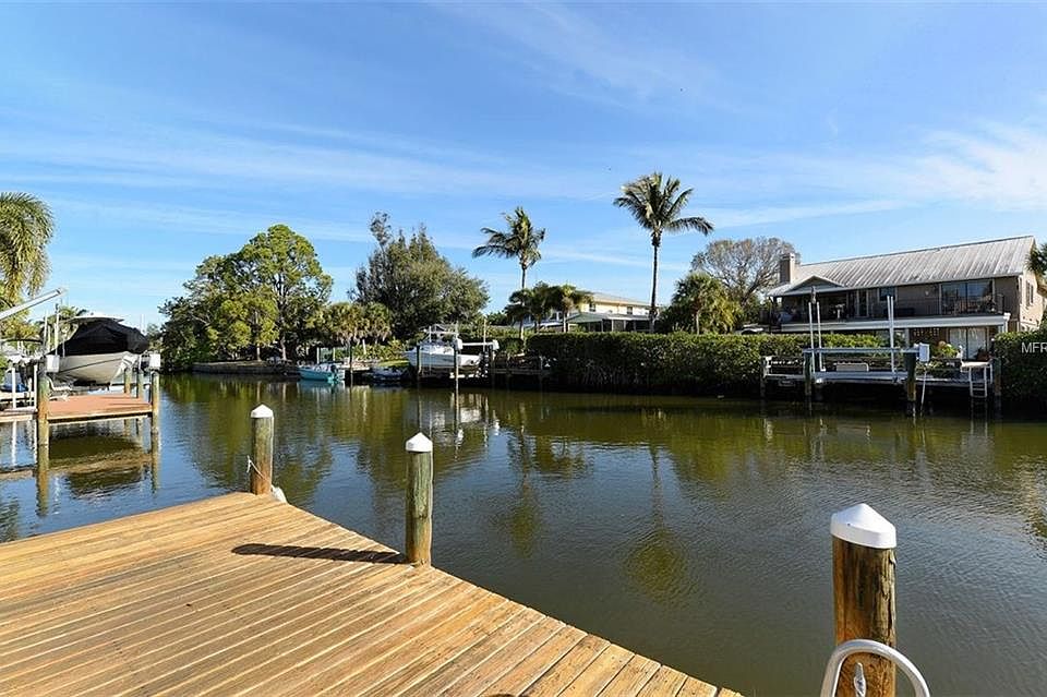 2nd image of 82 Island Cir