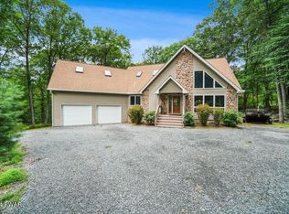 802 Lasso Ct S, Lords Valley, PA 18428