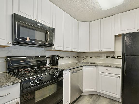 5th image of 924 S Lake Ct APT 115