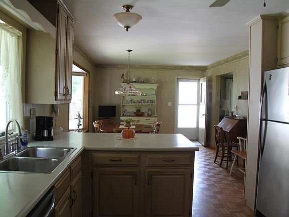 3rd image of 1416 Larrys Dr
