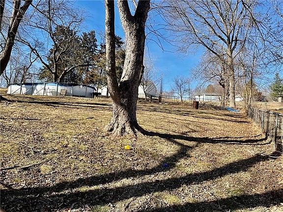 4th image of 3905 E Hills Dr