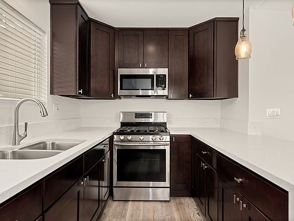 4th image of 2410 1/2 Hope St