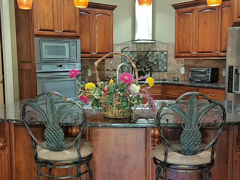Kitchen and breakfast bar/island
