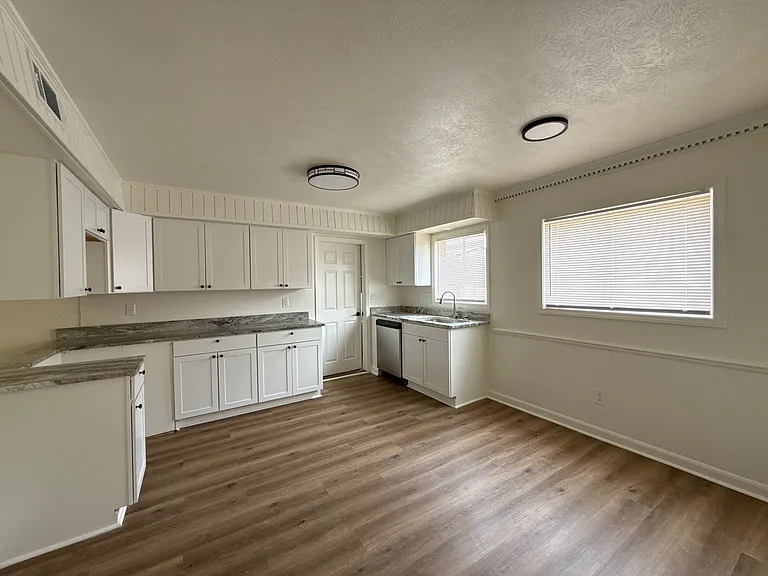 5921 Norton St — Photo 5