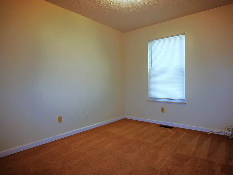 504 Pioneer Dr — Photo 7