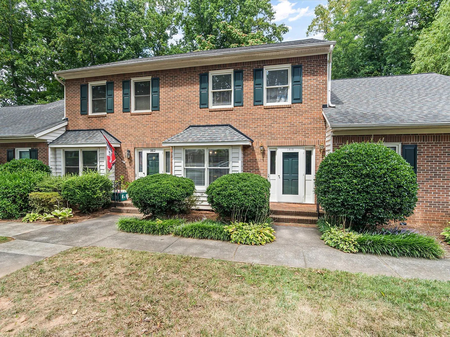 1810 Oakcrest Ct — Photo 1