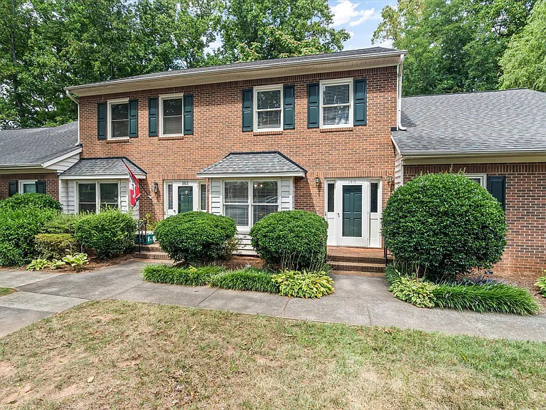 1810 Oakcrest Ct — Photo 1