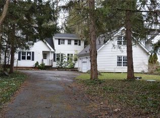 7112 Robinwood Ln, Gates Mills, OH 44040