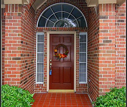 Covered front patio with tile floors