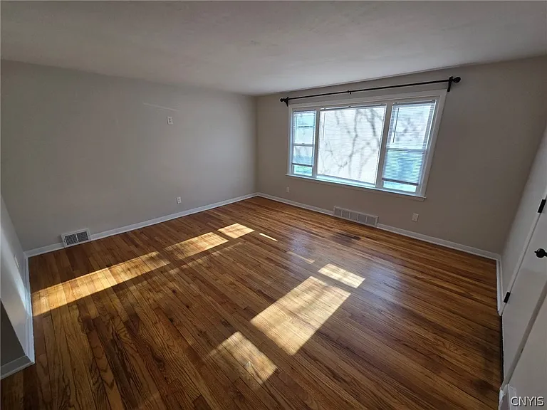 202 Stafford Ave — Photo 6