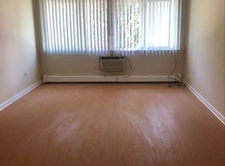 655 Deepwoods Dr APT 2A, Mundelein, IL 60060