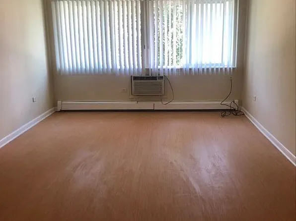 655 Deepwoods Dr APT 2A, Mundelein, IL 60060