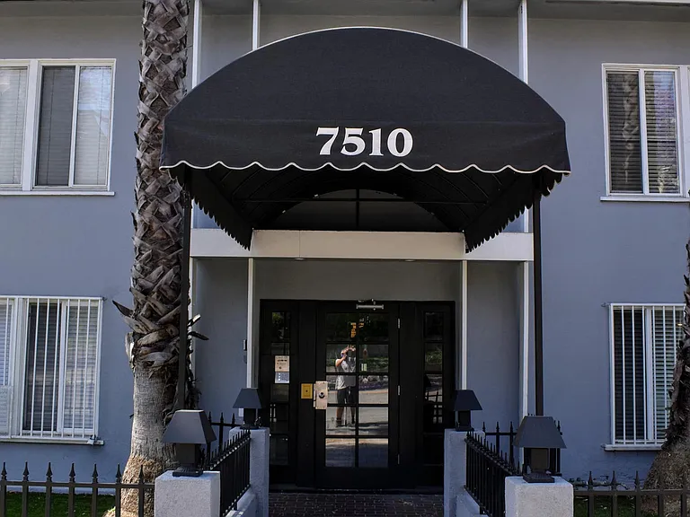 7510 Hollywood Blvd. Apartments — Photo 31