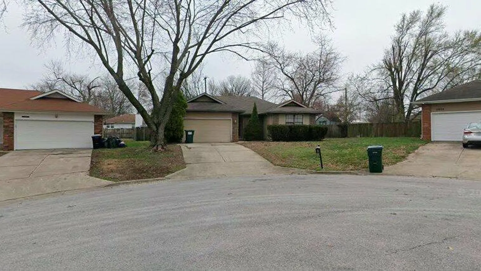 Three bedroom, two car garage ranch home with new paint and carpeting located in SW Springfield. — Photo 1