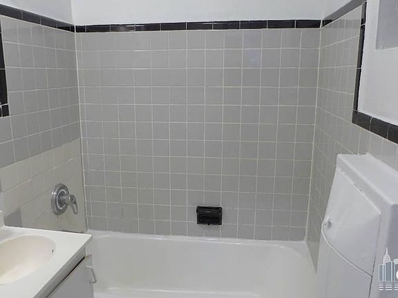 4th image of 353 W 44th St APT 04C