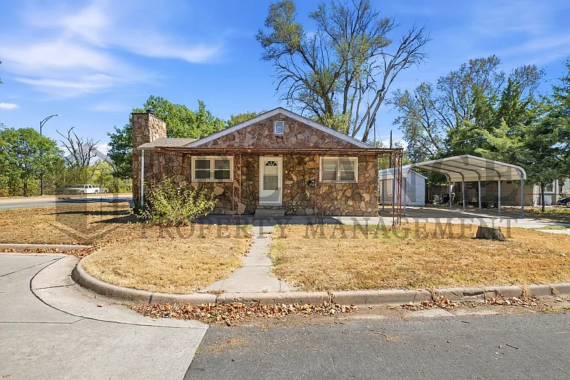 641 N McLean Blvd