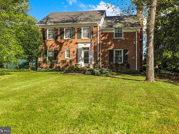 2nd image of 1319 Bishop Ln
