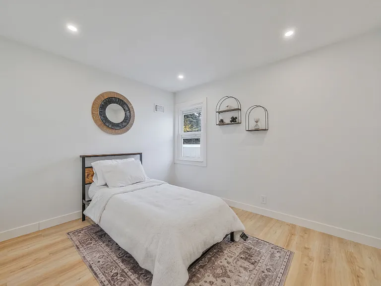 73 Midwood Ave — Photo 11