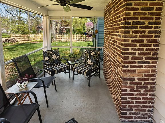 Side sun porch off living rm
