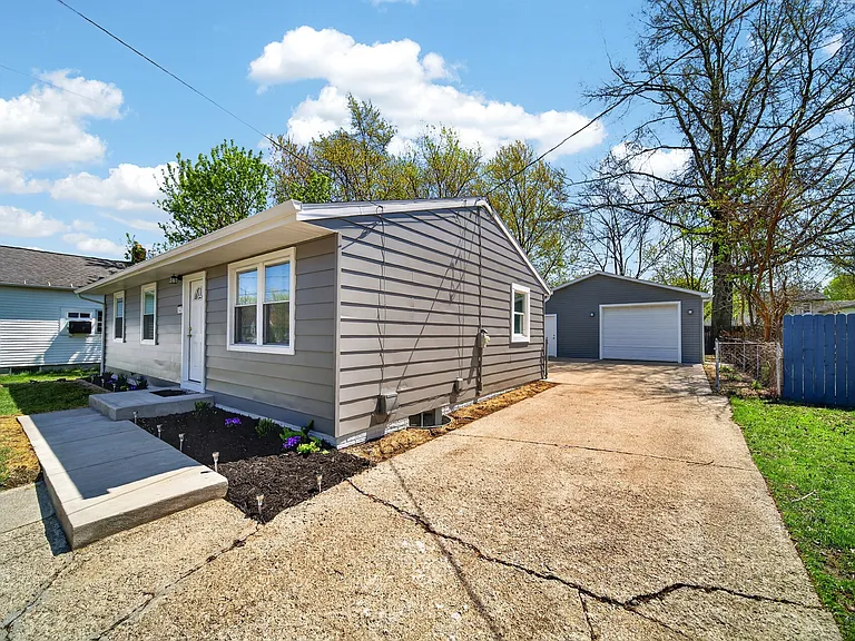 1547 Woodlawn Ave — Photo 11